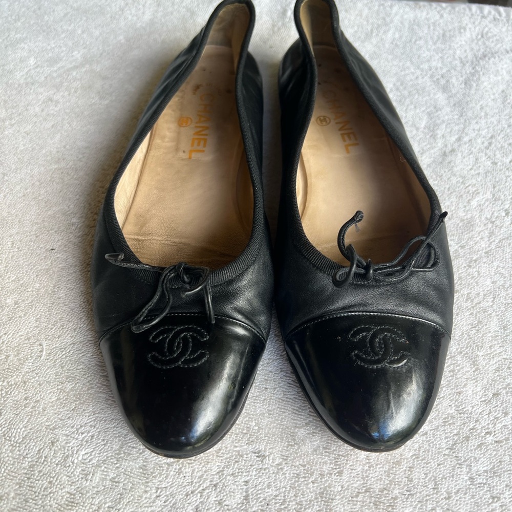 CHANEL Black Leather Ballet Cap Toe Flats